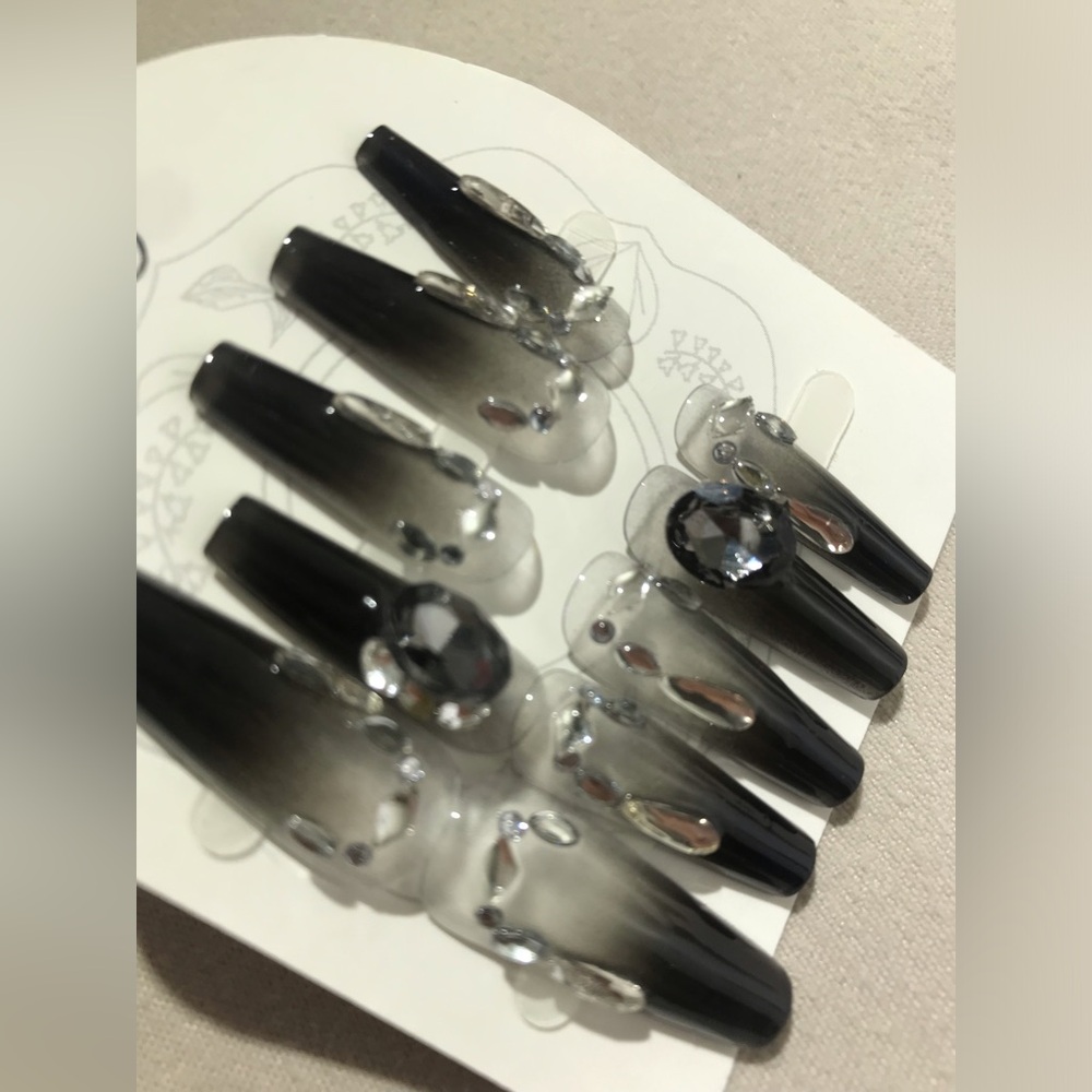Handmade press-on nails - Picture 2 of 3